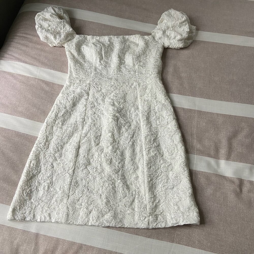 NWT ASTR The Label Raina Off Shoulder Puff Sleeve Crinkle Mini Dress White Sz M - Picture 4 of 9